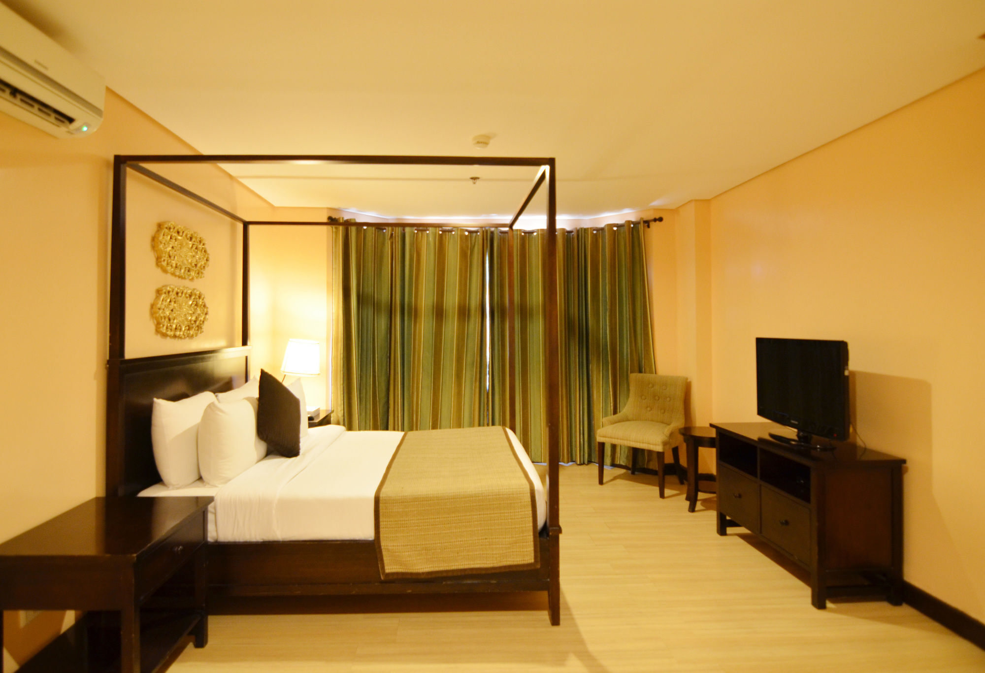 Crosswinds Resort Suites Tagaytay City Exteriör bild
